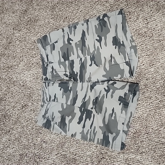 🌟Social Standard Camo Shorts - Picture 1 of 6